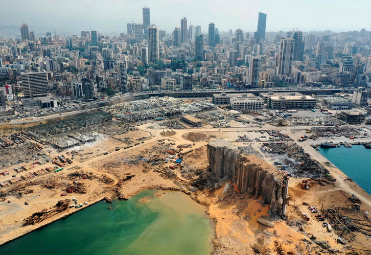 El puerto de Beirut devastado tras la explosión. (AFP)