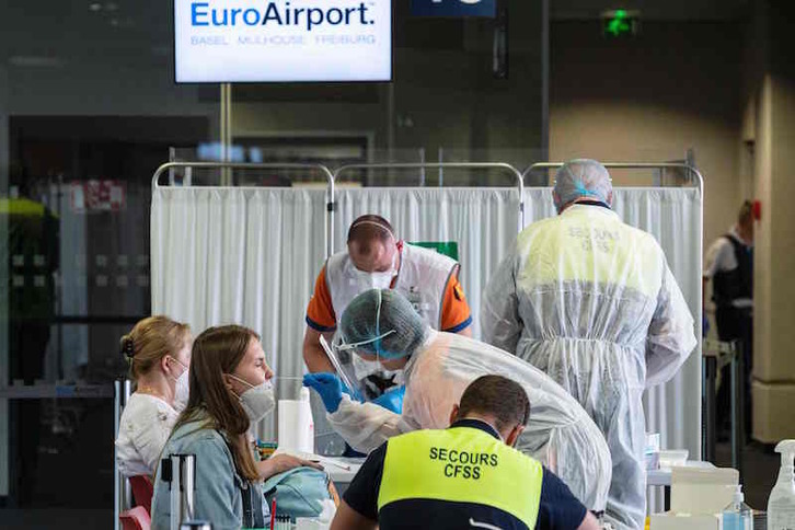 Pruebas a pasajeros en un aeropuerto francés. (Sebastian BONDON | AFP)