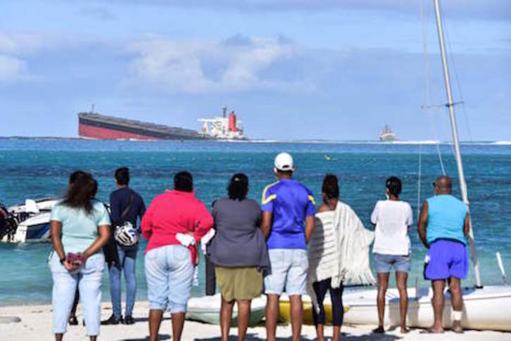 El petrolero encallado en la isla de Mauricio está provocando una ‘marea negra’. (Dev RAMKHELAWON/AFP)