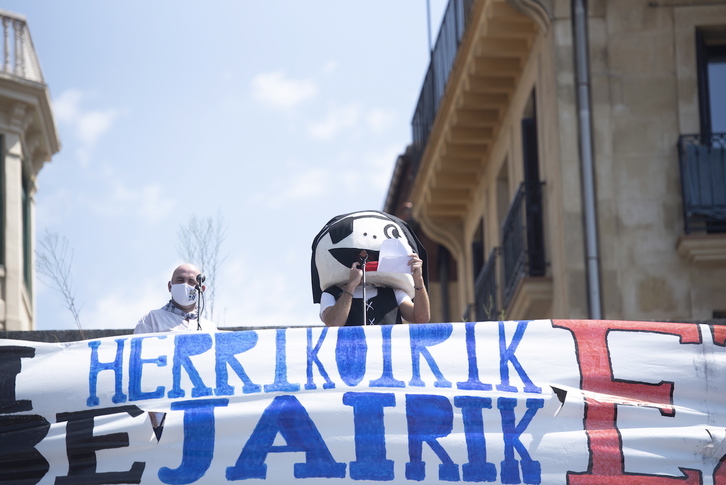 Ezkila kapitaina eta Matti, txupina jaurtitzeko prest. (Gorka RUBIO I FOKU)