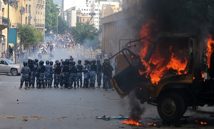 La Policía dispersa a los jóvenes ante la sede del Parlamento. (Amwar AMRO-AFP