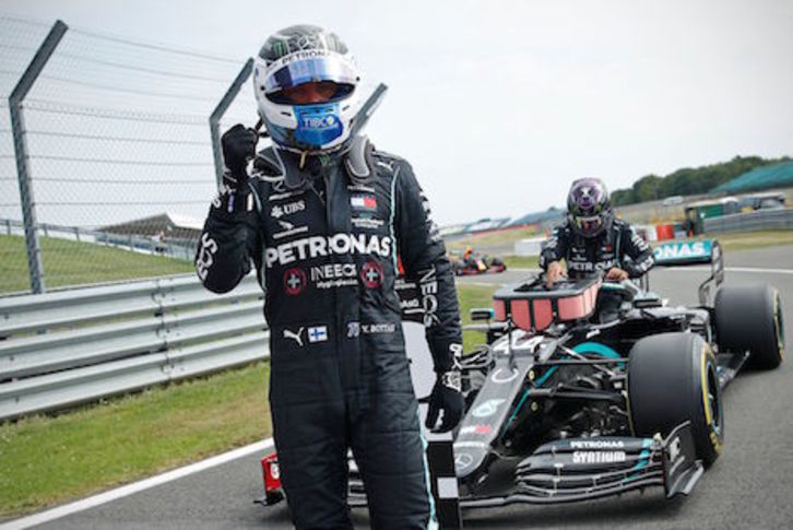 Valtteri Bottas celebra su pole en Silverstone y promete darle guerra a Lewis Hamilton. (Andrew BOYERS/AFP)
