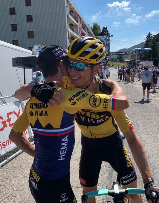 Roglic abraza a Tony Martin tras el triunfo (JUMBO)