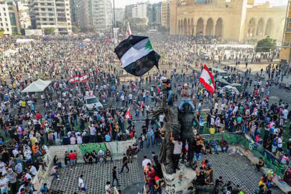 Miles de personas en el centro de Beirut. (AFP)