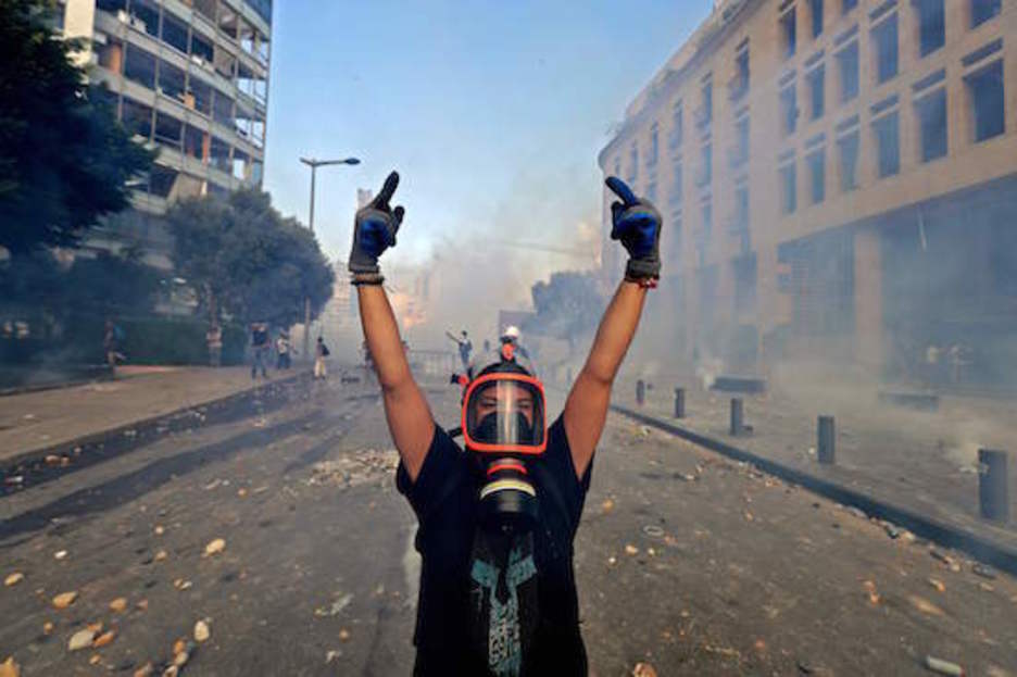 Un manifestante en las calles de Beirut. (Joseph EID / AFP)