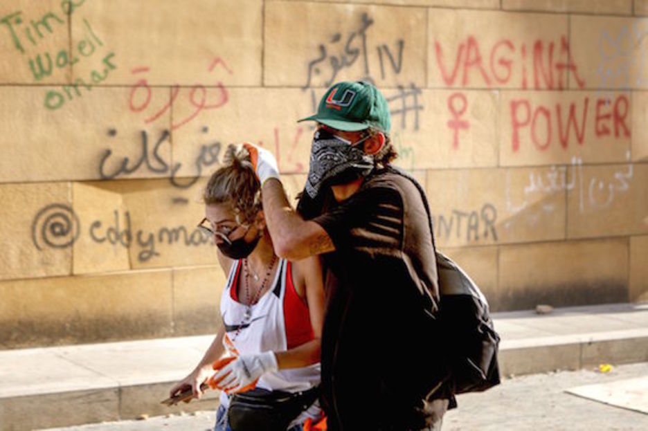 Dos manifestantes en Beirut.  (Patrick BAZ/AFP)
