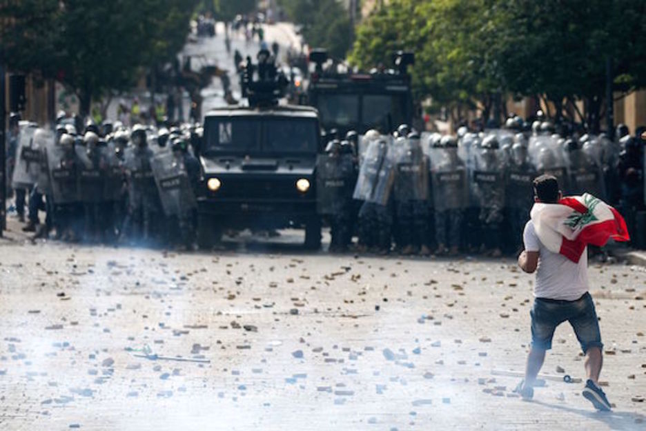 Un hombre frente a la Policía en las protestas.  (Patrick BAZ/AFP)