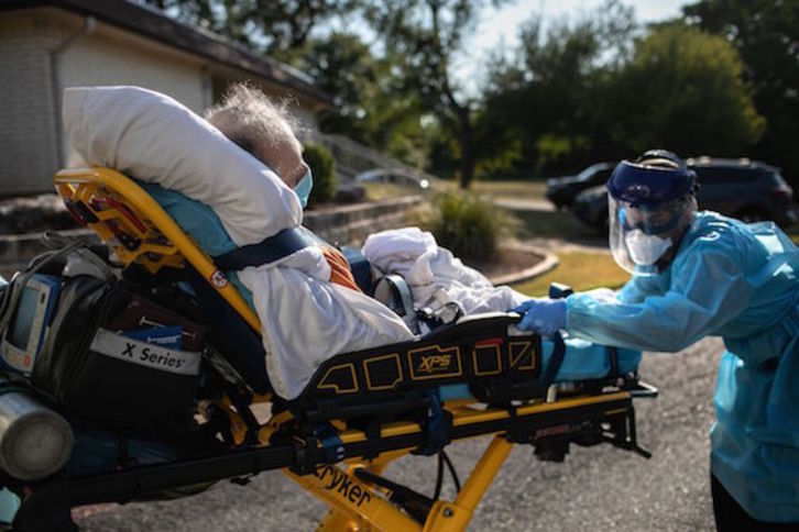 Sanitarios trasladan a un enfermo an Austin, Texas. (John MOORE/AFP)