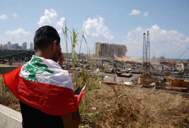 Un hombre ante los restos del puerto de Beirut. (Patrick BAZ / AFP) 