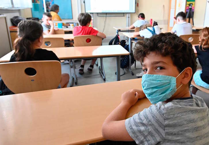 Alumnos con su mascarilla en un aula en Berlín. (Tobias SCHWARZ | AFP)