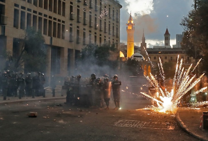 Los enfrentamientos con las fuerzas de seguridad se han repetido hoy en Beirut. (Joseph EID/AFP)
