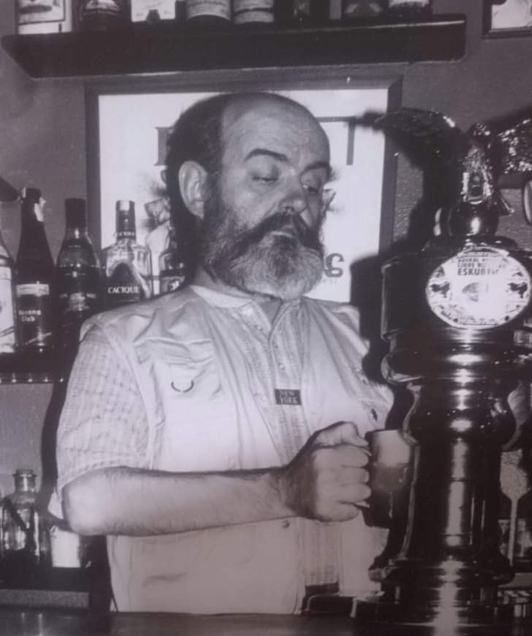 «Txema el del Zulo» en su taberna.