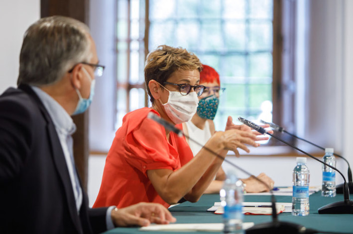 María Chivite, flanqueada por Enrique Maya y Santos Indurain. (GOBIERNO DE NAFARROA)