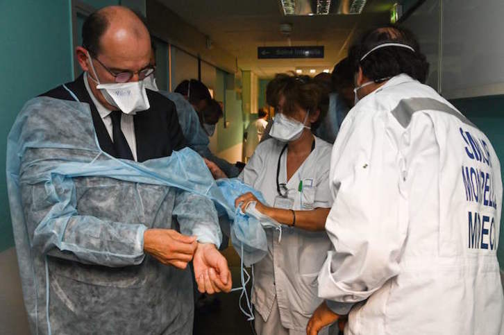 Castex, durante su visita al hospital universitario de Montpellier. (Pascal GUYOT/AFP)