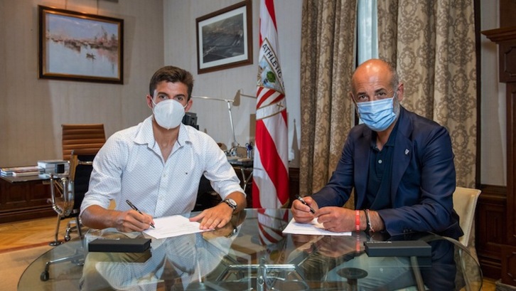 Vivian firma el contrato junto al presidente Aitor Elizegi (ATHLETIC CLUB)