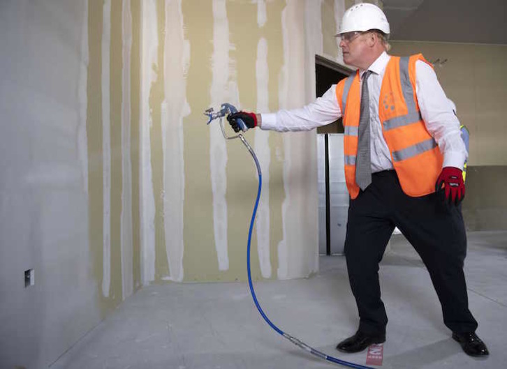 Boris Johnson lehen ministroa, ospitale bat handitzeko lanetara eginiko bisita batean. (Matthew HORWOOD/AFP)