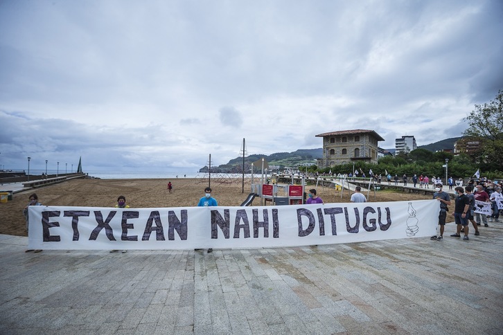 Movilización celebrada el 2 de agosto en la playa de Bakio. (Aritz LOIOLA/FOKU)