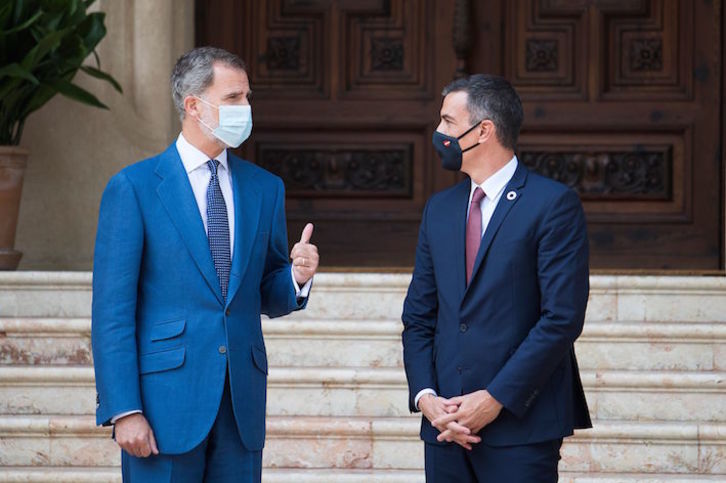 Felipe de Borbón y Pedro Sánchez posan a la puerta del palacio de Marivent. (Jaime REINA/AFP)