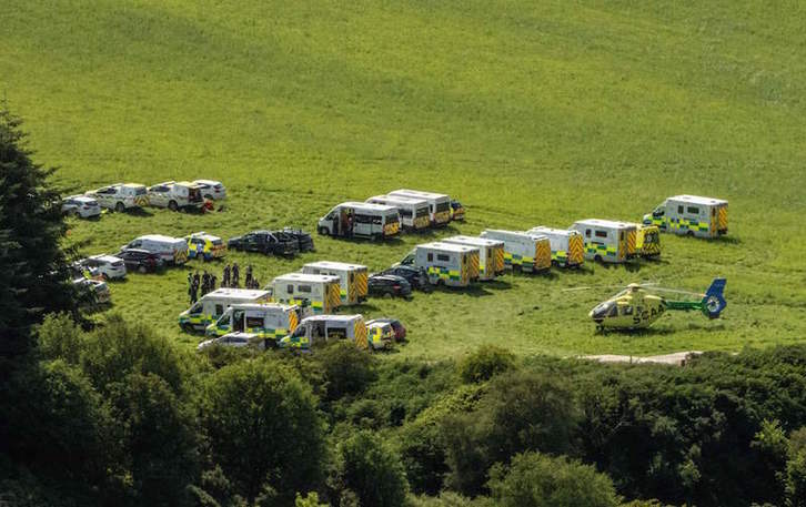 Ambulancias y un helicóptero junto al lugar del accidente. (Michal WACHUCIK | AFP)
