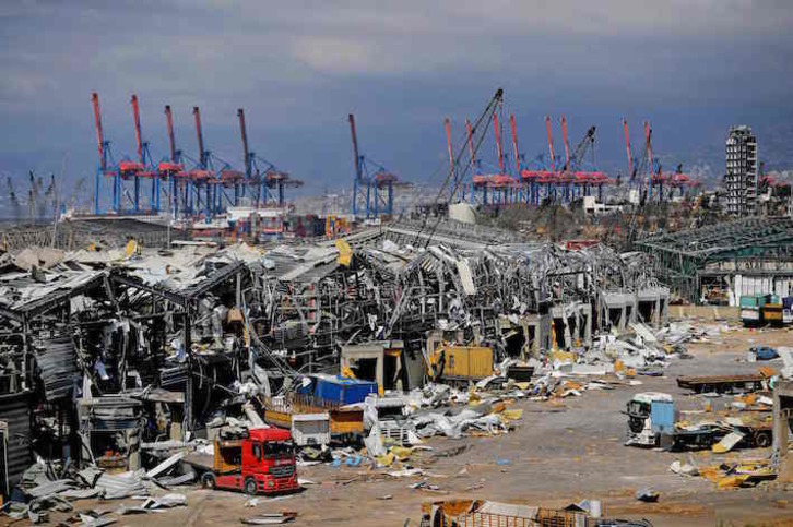 El puerto de Beirut, hecho trizas tras la explosión. (Joseph EID/AFP)