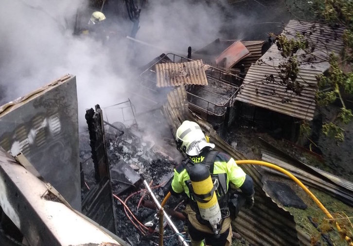 Fuego sofocado en Ermua tras dañar a un perro. (Bomberos Bizkaia)