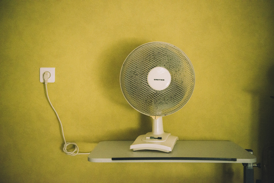 Le ventilateur est un outil indispensable pour permettre aux résidents de supporter la chaleur. © Guillaume FAUVEAU
