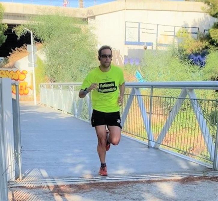 David Mediavilla gasteiztarraren erronka: Donejakueraino korrika. (Begisare)