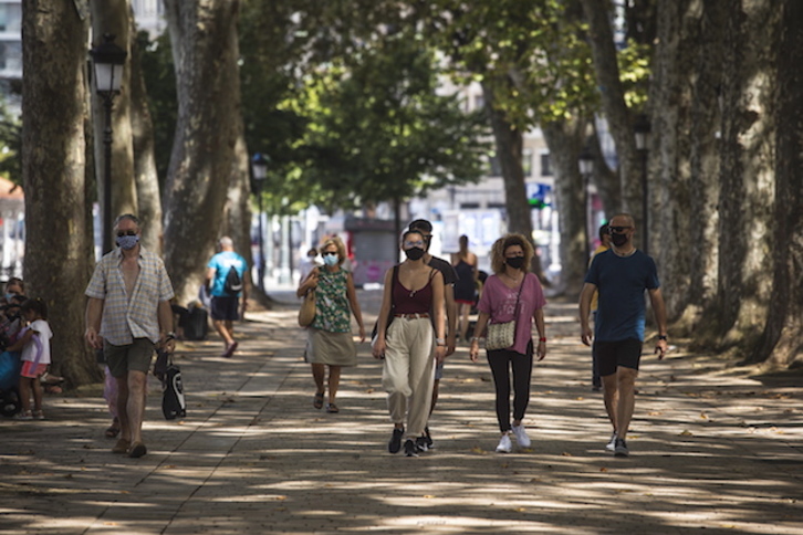 Un grupo de personas camina por las calles de Bilbo. (Aritz LOIOLA / FOKU)