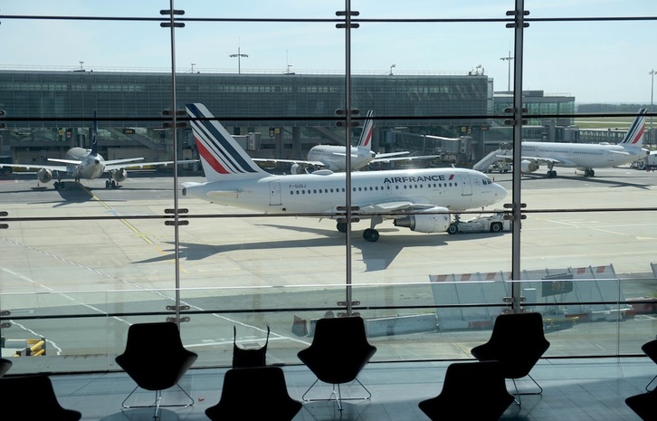 Un Airbus A318 de Air France en la pista del aeropuerto de París-Charles de Gaulle. (Eric PIERMONT | AFP)