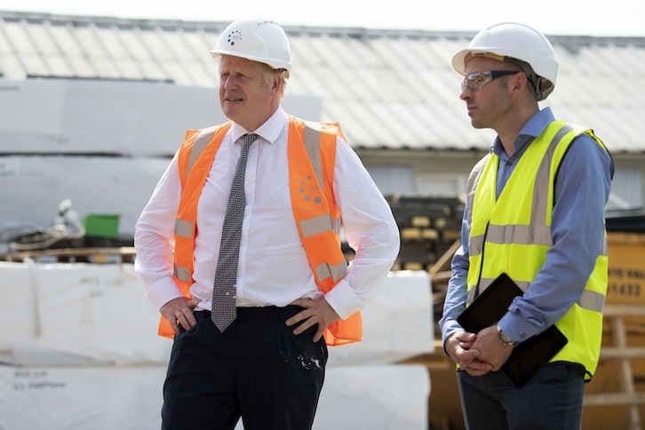 Boris Johnson, durante su visita a unas obras en el Hospital del Condado en Hereford. (Matthew HORWOOD | AFP) 