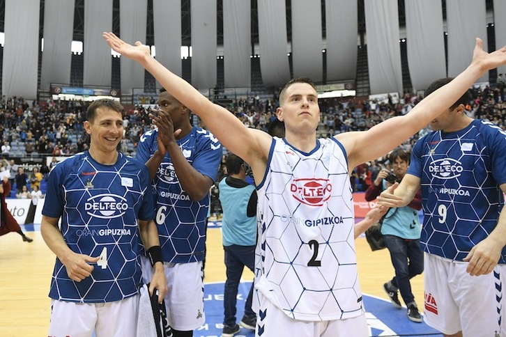 La opción de que Gipuzkoa Basket en la máxima categoría sigue en la cuerda floja pese a haber recibido la invitación formal en la Liga ACB. (Gorka RUBIO / FOKU)