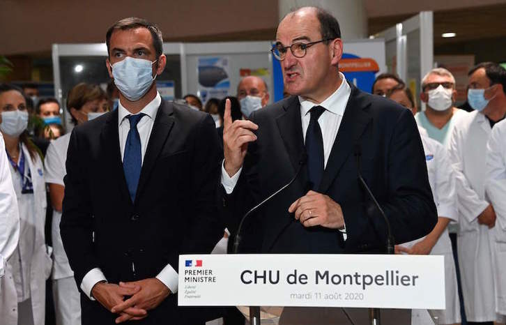 El primer ministro Castex junto al titular de Sanidad. (Pascal GUYOT | AFP)