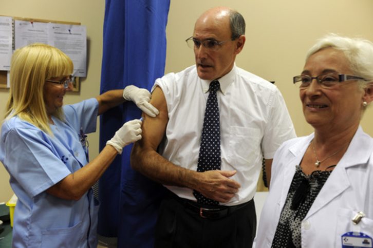Rafael Bengoa, durante una campaña de vacunación de la gripe cuando era consejero de Sanidad. (Monika DEL VALLE / FOKU)