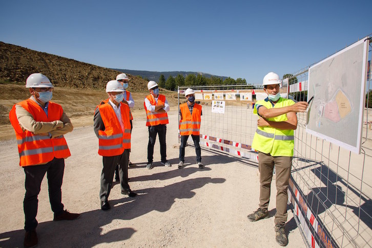 El consejero Ciriza escucha explicaciones sobre la planta en Arbizu. (Gobierno de Nafarroa)