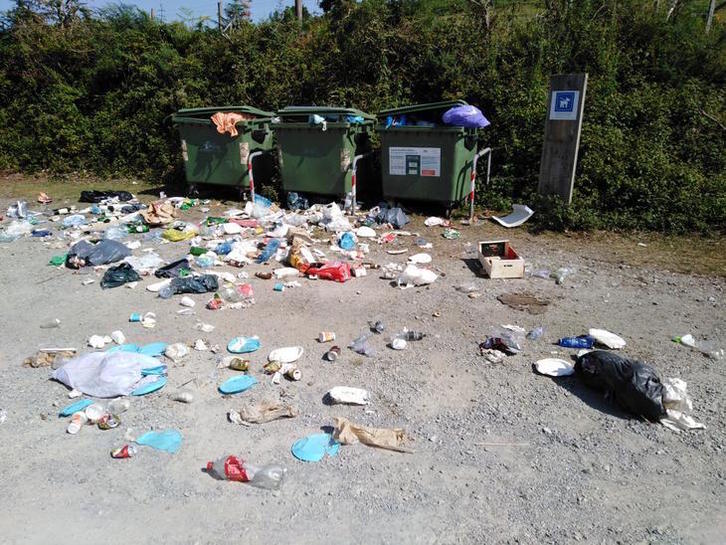 Basuras desperdigadas por el suelo en el área recreativa de Erlaitz, en Irun. (Gipuzkoako Foru Aldundia)