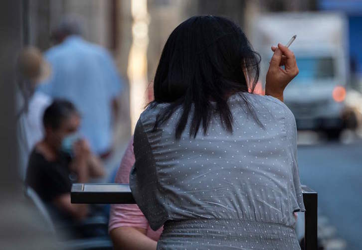 Fumar en terrazas es quizás la mayor afección de las nuevas normas. (José JORDÁN | AFP)