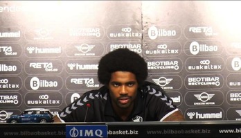 Aaron Jones, con un posado y un peinado muy característicos, en su presentación en Miribilla. (BILBAO BASKET)