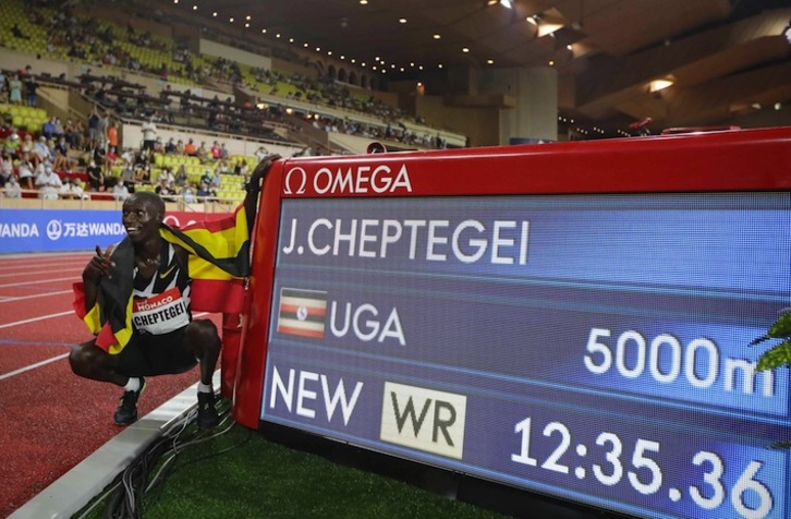 El ugandés Cheptegei posa junto a su marca. (Valery HACHE / AFP PHOTO)