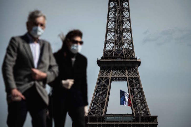 Ante la Torre Eiffel, obligatoria. (Philippe LOPEZ | AFP)