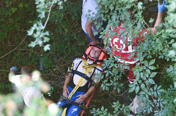 Evenepoel, rescatado tras la caída (Marco BERTORELLO / AFP)