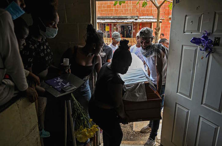 Funerales por los cinco adolescentes que aparecieron muertos el pasado día 11 en un cañaveral en Cali. (Luis ROBAYO/AFP)