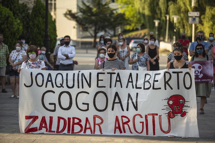 Recuerdo a Joaquín Beltrán y Alberto Sololuze en una movilización celebrada en Zalla el día 6. (Aritz LOIOLA/FOKU)