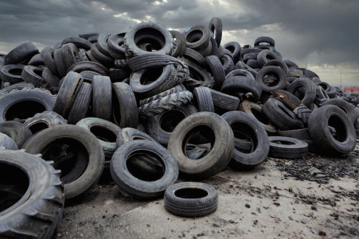 Los neumáticos usados suponen un grave peligro medioambiental por los daños que puede ocasionar su almacenamiento. (CNIKOLA/GETTY IMAGES)