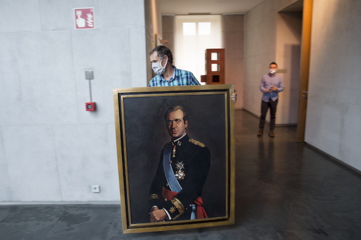 Retirada del retrato de Juan Carlos de Borbón del Parlamento de Nafarroa, el pasado mes de junio. (Iñigo URIZ/FOKU)