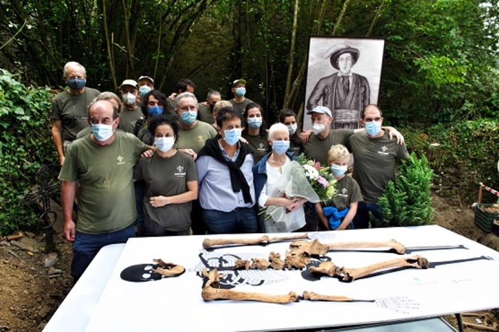 Miembros de la Sociedad de Ciéncias Aranzadi posan junto a los familiares de Migel Joakin Eleizegi en la comparecencia ante la prensa. (Marisol RAMIREZ / FOKU)