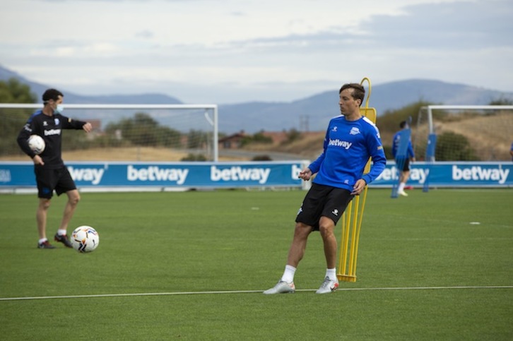Tomás Pina toca el balón durante el entrenamiento de hoy (DEPORTIVO ALAVÉS)