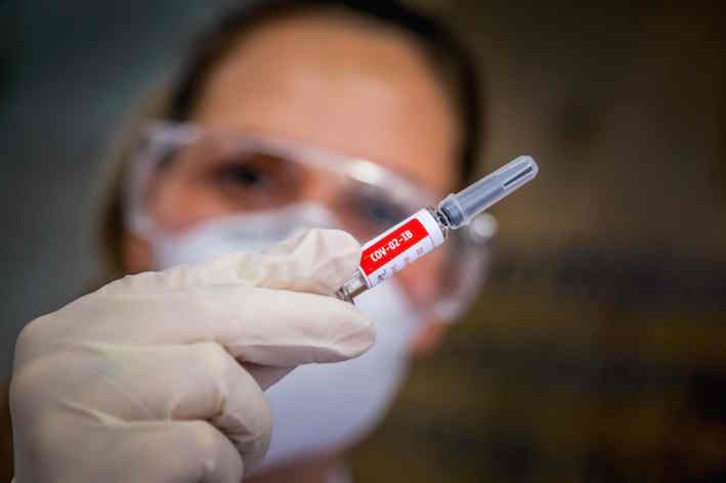 Un ejemplar de una candidata a vacuna contra el covid-19 fabricada por un laboratorio chino. (Silvio AVILA/AFP)