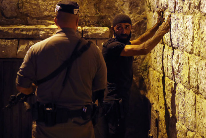 Fuerzas israelíes detienen a un palestino tras abatir a otro. (Ahmad GHARABLI/AFP)