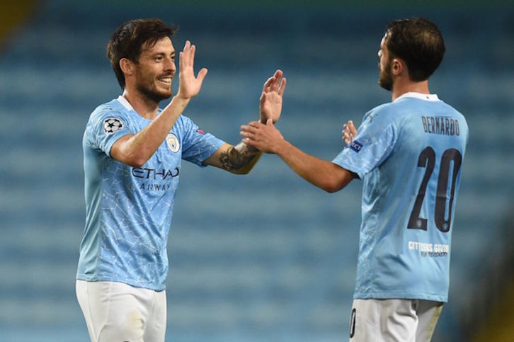 David Silva, con Bernardo en el reciente partido contra el Real Madrid en Manchester. (Oli SCARFF/AFP)