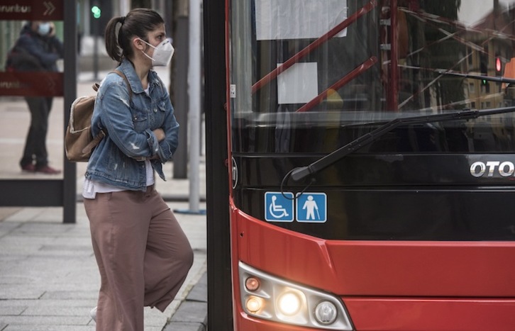 Una usuaria se dispone a subir a un autobús urbano e Irun. (Jagoba MANTEROLA / FOKU)
